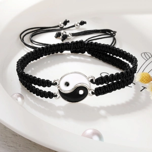 Detail eines handgewebten Tai-Chi-Yin-Yang-Armbands mit verstellbarer Kordel