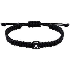 Pulsera negra tejida a mano con cuenta cuadrada de letra A y nudo corredizo ajustable