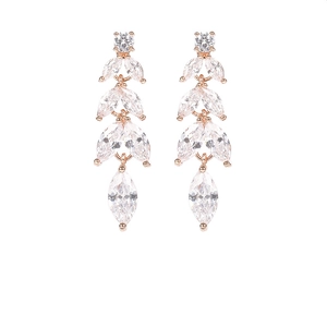 Detalle de pendientes colgantes en oro rosa con cristales de circonita redondos y marquise