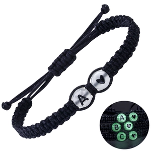 Pulsera trenzada negra hecha a mano ajustable con corazón luminoso y cuentas de letra A