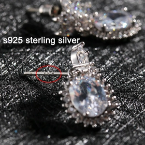 Primer plano macro del sello S925 plata de ley y circonitas brillantes en el pendiente de aro