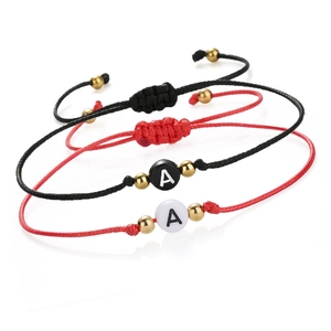 Braccialetti con lettera A intrecciati a mano in nero e rosso con nodi scorrevoli