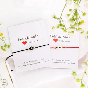 Bracciale intrecciato a mano con lettera A su scheda display nei colori rosso e nero