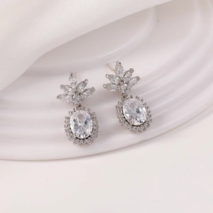 Detalle de pendientes de lujo en plata con circonitas y diseño floral estilo marquesa