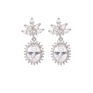 Detalle de pendientes de plata con corona de circonita marquise y piedra oval central
