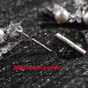 Detalle del sello de plata S925 en los pendientes de flor con perla y circonita