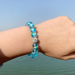 Elastic blue bead bracelet with crystal stones and a sparkling zircon decorative ball