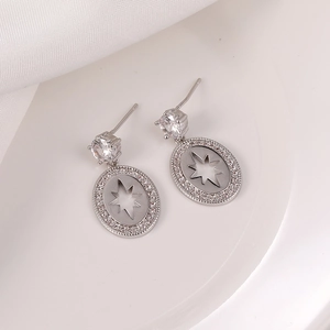 Detalle de los pendientes de plata con circonitas y colgante de estrella con pavé de lujo