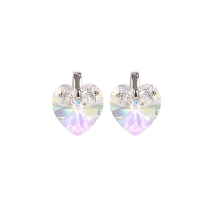 Detalle de pendientes de corazón de cristal con revestimiento AB y lazos de circón
