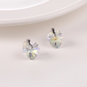 Detalle de pendientes de cristal con forma de corazón, brillo arcoíris y lazos de strass