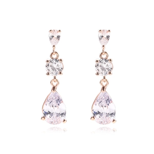 Detalle de pendientes de tres niveles en oro rosa con cristales de circonita pera