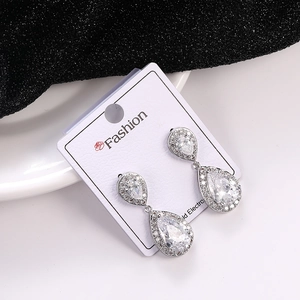 Detalle macro del pendiente de gota con circón de pera y engaste de micro-pavé fino