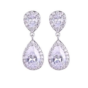 Detalle de pendientes de gota con cristales de talla pera y pavé de circonitas brillantes