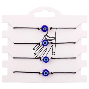 Dettaglio di quattro braccialetti fatti a mano con occhio del diavolo e perline blu