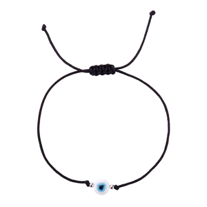 Dettaglio del bracciale regolabile in corda nera con malocchio blu e perline distanziali argento