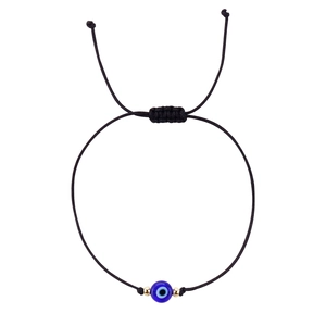 Dettaglio del bracciale intrecciato nero regolabile con occhio del male blu e tocchi dorati