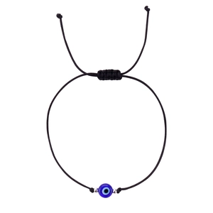 Dettaglio del bracciale in corda nera intrecciata con occhio blu e accenti in argento