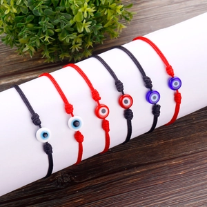 Detailansicht geflochtener Evil Eye Armbänder auf einer weißen Spulenrolle