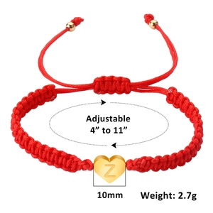 Dettaglio di bracciale intrecciato rosso con ciondolo a cuore dorato, lettera Z e misure