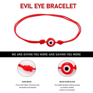 Makro-Detail des roten Evil Eye Armbands mit handgeknüpftem Seil und Glasperlen-Anhänger