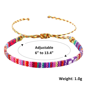 Detail van verstelbare Boheemse gevlochten armband met kleurrijke gestreepte textuur