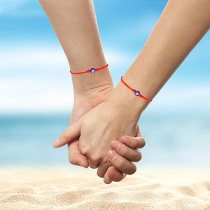 Handgefertigte rote geflochtene Armbänder mit blauem Evil Eye Schutzsymbol für Paare am Strand