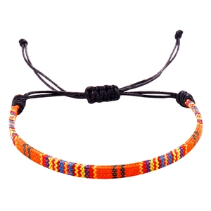 Detail van de bohemian geweven armband met etnische patronen en verstelbare schuifknoop