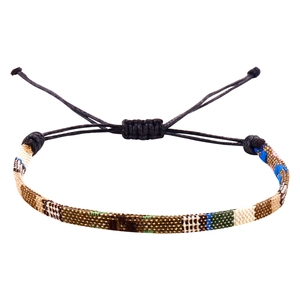 Detail van Boheemse handgeweven armband met kleurrijke draden en verstelbare schuifknoop
