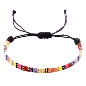 Detail van een handgemaakte kleurrijke Boheemse gevlochten armband met schuifknoop