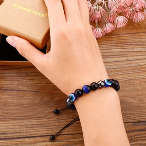 Détail du bracelet perles Oeil du Diable en œil de tigre avec cordon tressé réglable