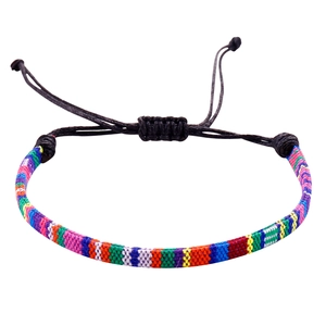 Detail van de schuifknoop en de kleurrijke regenboog geweven textuur van de handgemaakte armband