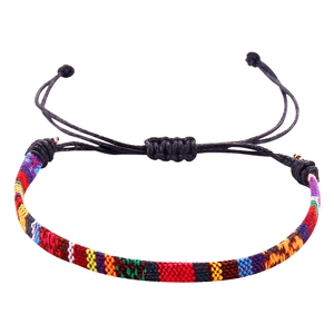 Detail van de kleurrijke Bohemian handgevlochten armband met verstelbare zwarte schuifknoop
