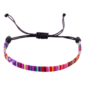 Detailweergave van de handgemaakte bohemien veelkleurige gevlochten armband met trekkoord