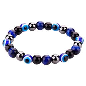 Gros plan détaillé du bracelet en perles œil de tigre bleu et perles œil maléfique