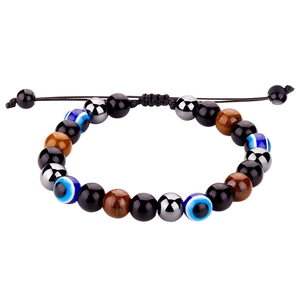 Gros plan détaillé du bracelet Evil Eye en perles d'oeil de tigre et cordon tressé