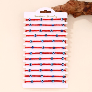 Set di 12 braccialetti rossi intrecciati malocchio fatti a mano con perline blu su carta