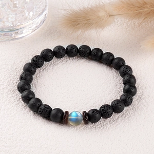 Détail du bracelet en pierre de lave 8mm avec une perle centrale en labradorite