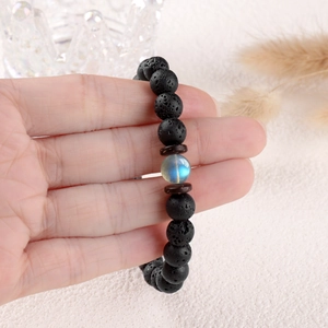 Bracelet pour homme en pierre de lave 8mm et pierre de lune, présenté dans la main