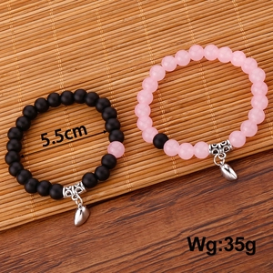 Detail von matten schwarz-rosa Stein-Armbändern für Paare mit Magnet-Herz und 5,5cm Durchmesser