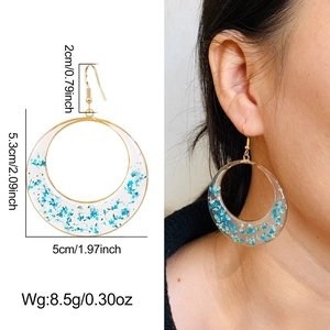 Boucles d'oreilles dorées irrégulières en résine avec fleurs séchées et dimensions