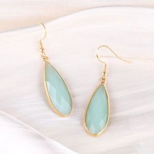 Boucles d'oreilles pendantes gouttes avec pierres bleu clair et bordure dorée