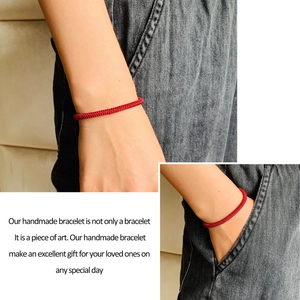 Nahaufnahme des handgefertigten roten geflochtenen Armbands mit Details zur Textur und zum Stil