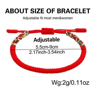 Detail eines roten handgeflochtenen Armbands mit Maßen und 2g Gewichtsangabe