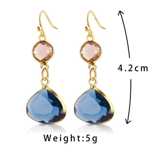 Vue détaillée des boucles d'oreilles goutte avec hauteur 4,2 cm et poids 5 g sur fond blanc