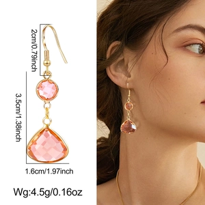 Détail de boucles d'oreilles pendantes avec cristaux roses et spécifications de taille