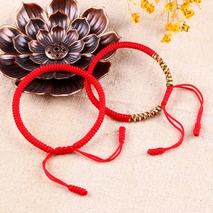 Details der handgefertigten roten geflochtenen Armbänder mit Knoten und Ethno-Mustern