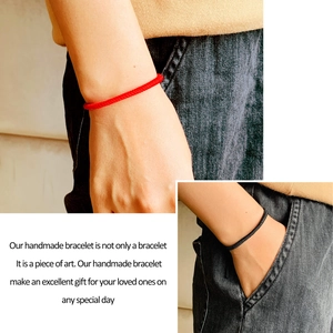 Detailansicht der handgefertigten geflochtenen roten und schwarzen Paar-Armbänder