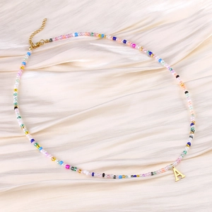 Collana di perline colorate in acciaio inossidabile con ciondolo lettera A dorata