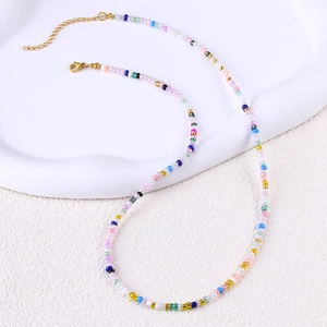 Dettaglio della collana di perline colorate con chiusura a moschettone dorata e catenella