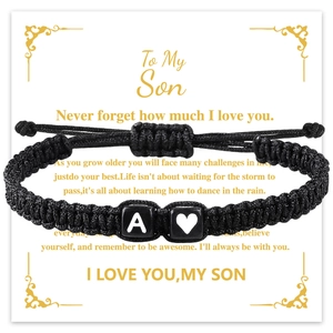 Detalle de la pulsera trenzada con letra A y corazón en una tarjeta de regalo para hijo